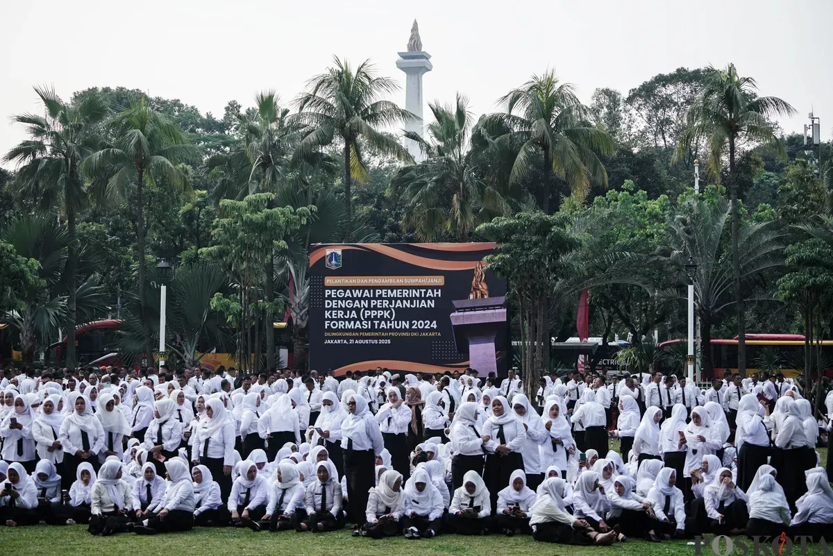 Sejumlah Pegawai Pemerintah dengan Perjanjian Kerja (PPPK) mengikuti Pelantikan dan Pengambilan Sumpah PPPK di Balai Kota DKI Jakarta, Kamis, 21 Agustus 2025. (Sumber: Poskota/Bilal Nugraha Ginanjar)