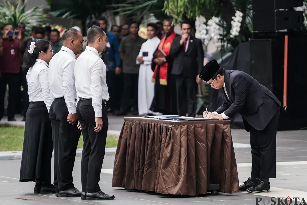 Sejumlah Pegawai Pemerintah dengan Perjanjian Kerja (PPPK) mengikuti Pelantikan dan Pengambilan Sumpah PPPK di Balai Kota DKI Jakarta, Kamis, 21 Agustus 2025. (Sumber: Poskota/Bilal Nugraha Ginanjar)