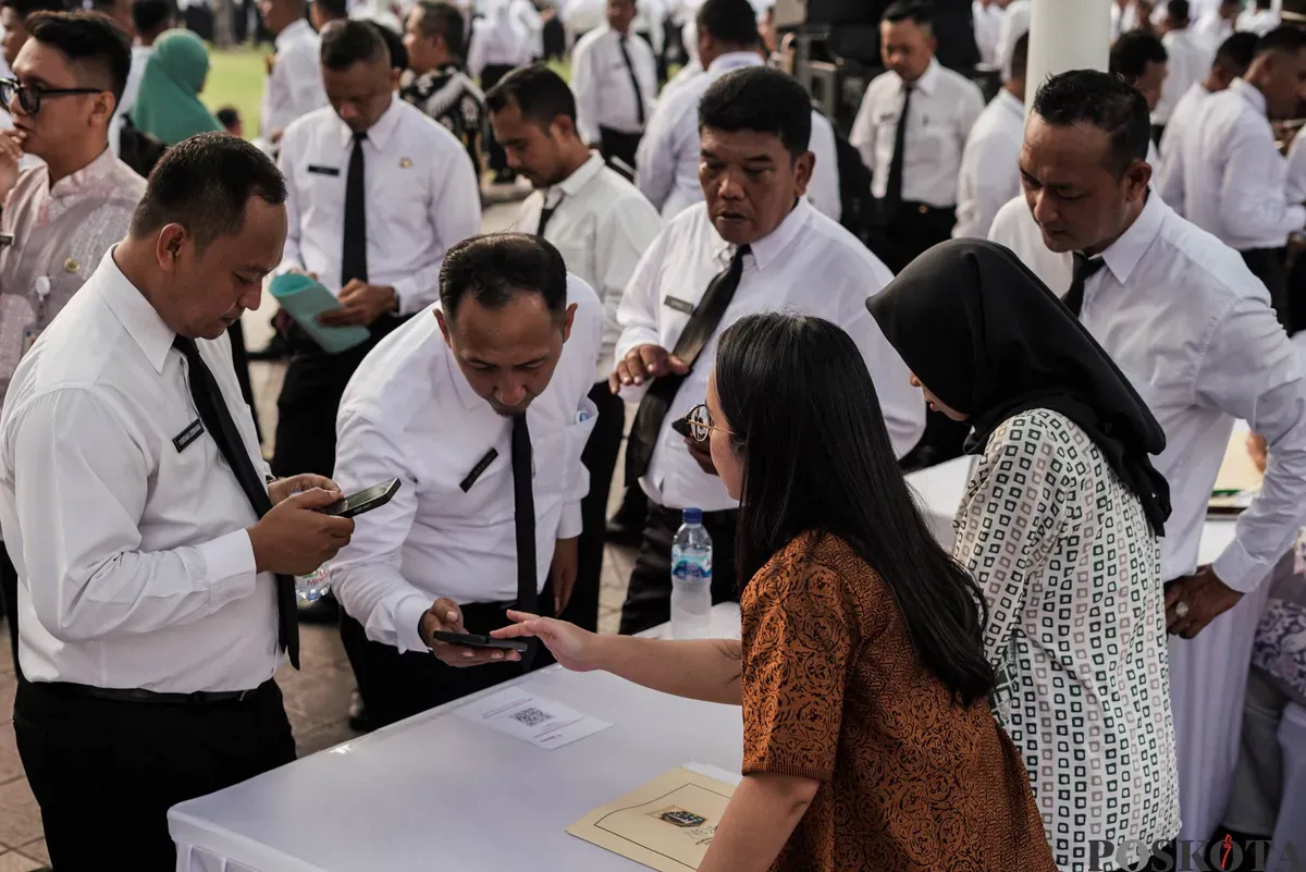 Sejumlah Pegawai Pemerintah dengan Perjanjian Kerja (PPPK) mengikuti Pelantikan dan Pengambilan Sumpah PPPK di Balai Kota DKI Jakarta, Kamis, 21 Agustus 2025. (Sumber: Poskota/Bilal Nugraha Ginanjar)