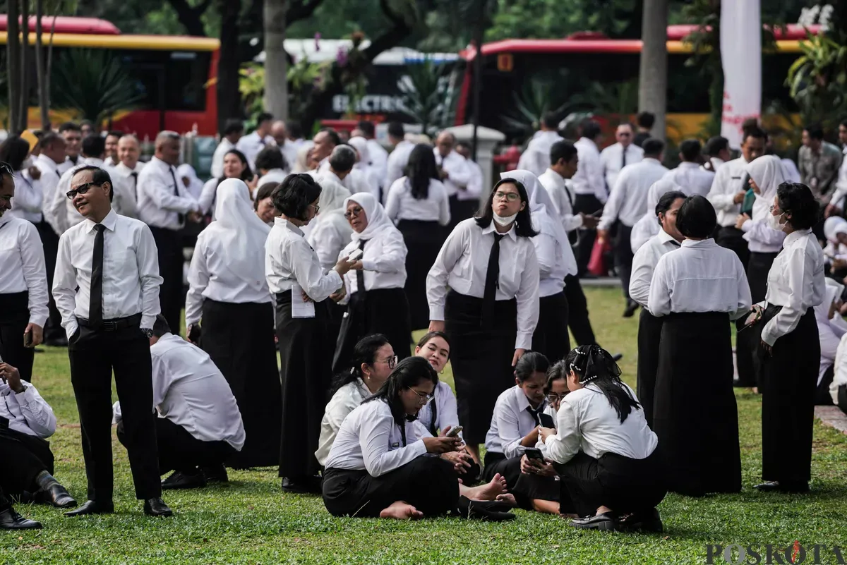 Sejumlah Pegawai Pemerintah dengan Perjanjian Kerja (PPPK) mengikuti Pelantikan dan Pengambilan Sumpah PPPK di Balai Kota DKI Jakarta, Kamis, 21 Agustus 2025. (Sumber: Poskota/Bilal Nugraha Ginanjar)