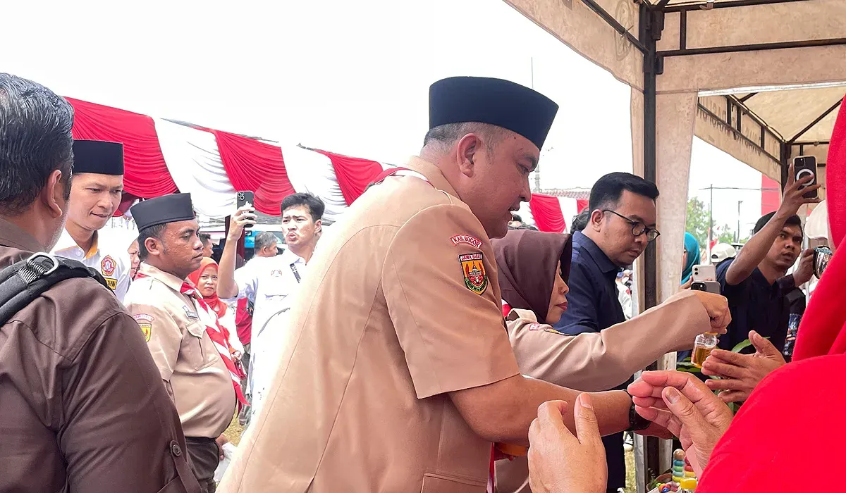 Bupati Bogor, Rudy Susmanto, meninjau pelayanan publik dalam rangkaian acara Hari Kemerdekaan ke-80 RI di Kecamatan Sukaraja pada Kamis, 21 Agustus 2025. (Sumber: Dok Pemkab Bogor)