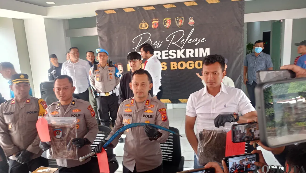 Kapolres Bogor AKBP Wikha Ardilestanto menunjukkan barang bukti celurit yang digunakan pelaku untuk menusuk korban hingga meninggal dunia, Kamis 21 Agustus 2025. (Sumber: Poskota/Giffar Rivana)