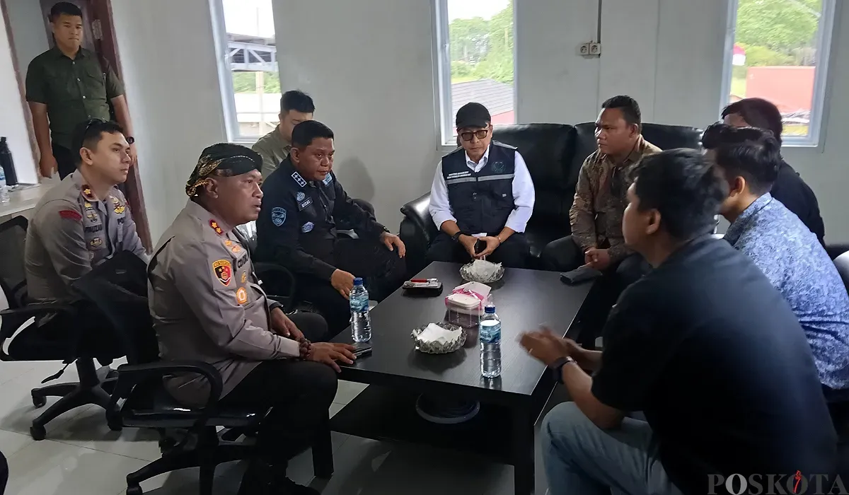 Deputy Gakkum KLHK Irjen Rizal Irawan bersama Kapolres Serang AKBP Condro Sasongko saat meminta keterangan manajemen PT GRS. (Sumber: POSKOTA | Foto: Rahmat Haryono)