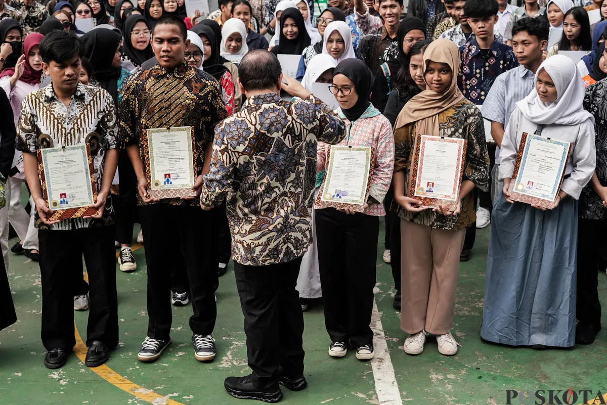 Warga menerima ijazah dari program pemutihan ijazah di SMA Islam Said Naum, Tanah Abang, Jakarta, Kamis, 21 Agustus 2025. (Sumber: Poskota/Bilal Nugraha Ginanjar)