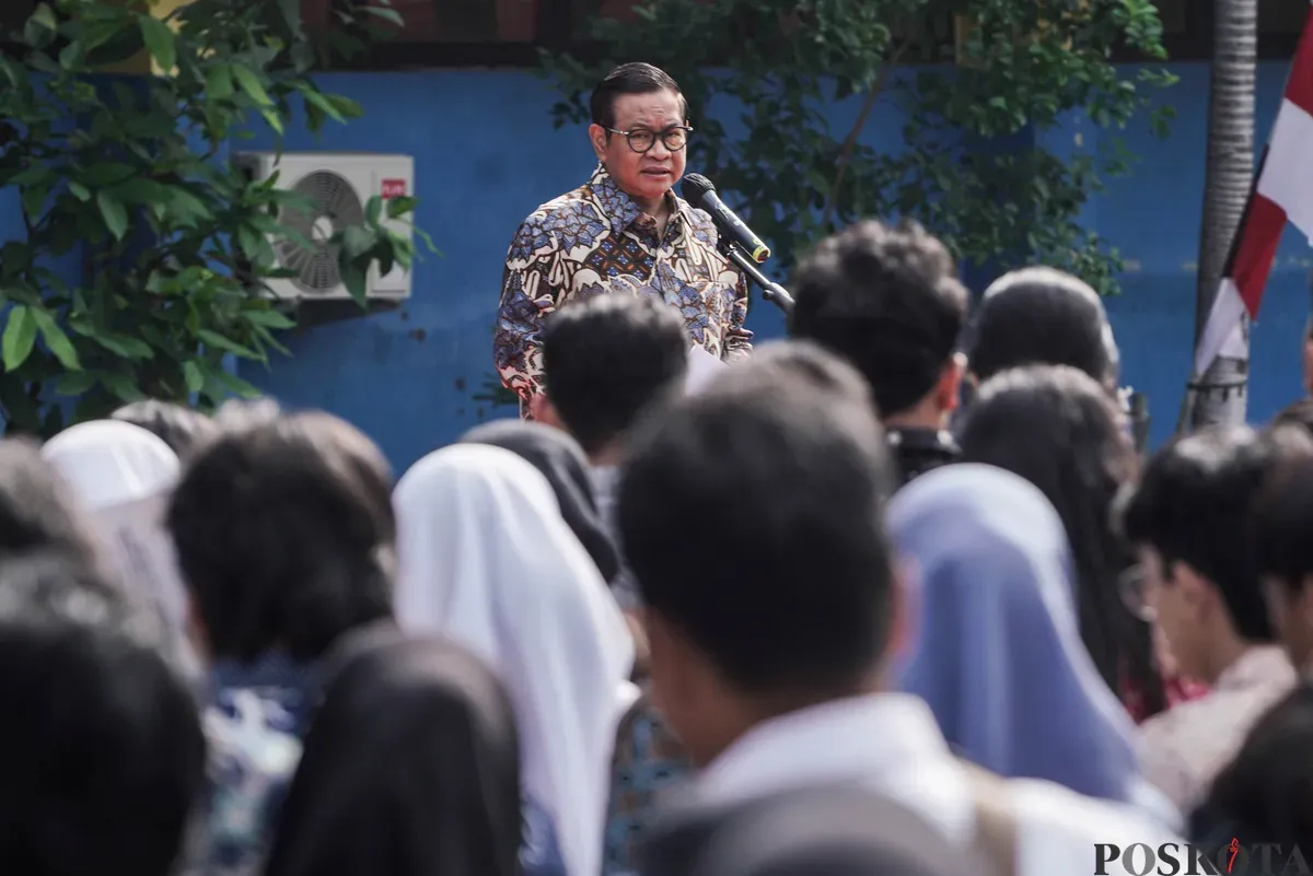 Warga menerima ijazah dari program pemutihan ijazah di SMA Islam Said Naum, Tanah Abang, Jakarta, Kamis, 21 Agustus 2025. (Sumber: Poskota/Bilal Nugraha Ginanjar)