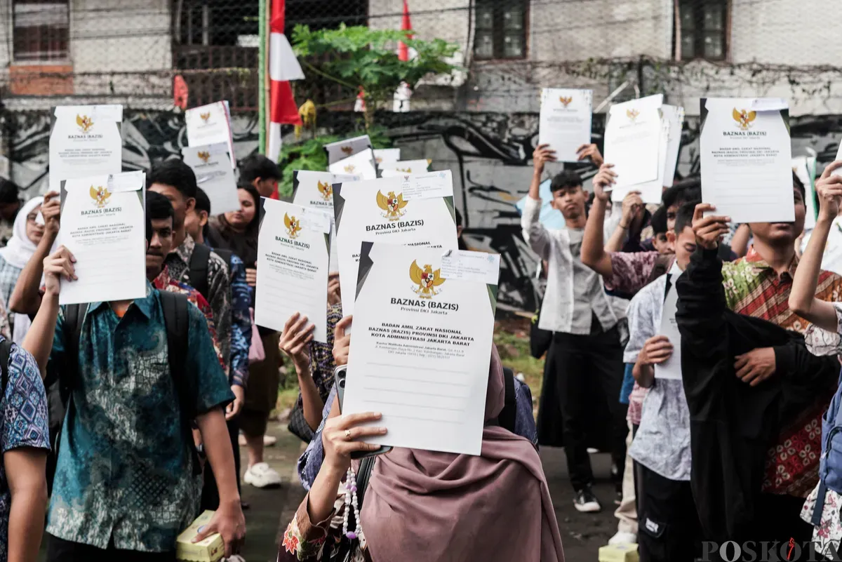 Warga menerima ijazah dari program pemutihan ijazah di SMA Islam Said Naum, Tanah Abang, Jakarta, Kamis, 21 Agustus 2025. (Sumber: Poskota/Bilal Nugraha Ginanjar)