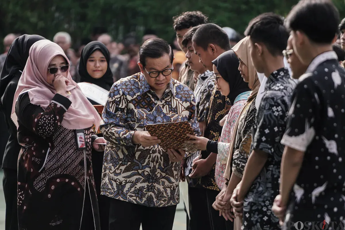 Warga menerima ijazah dari program pemutihan ijazah di SMA Islam Said Naum, Tanah Abang, Jakarta, Kamis, 21 Agustus 2025. (Sumber: Poskota/Bilal Nugraha Ginanjar)