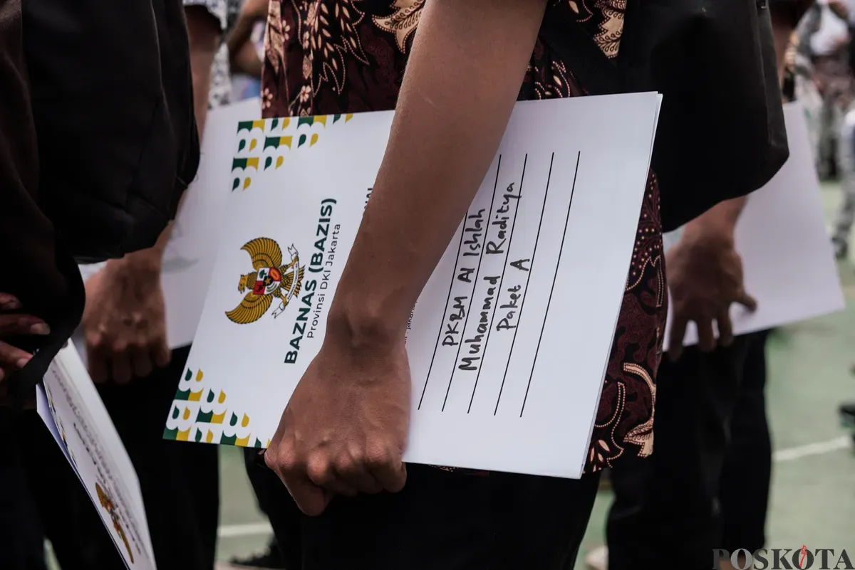 Warga menerima ijazah dari program pemutihan ijazah di SMA Islam Said Naum, Tanah Abang, Jakarta, Kamis, 21 Agustus 2025. (Sumber: Poskota/Bilal Nugraha Ginanjar)