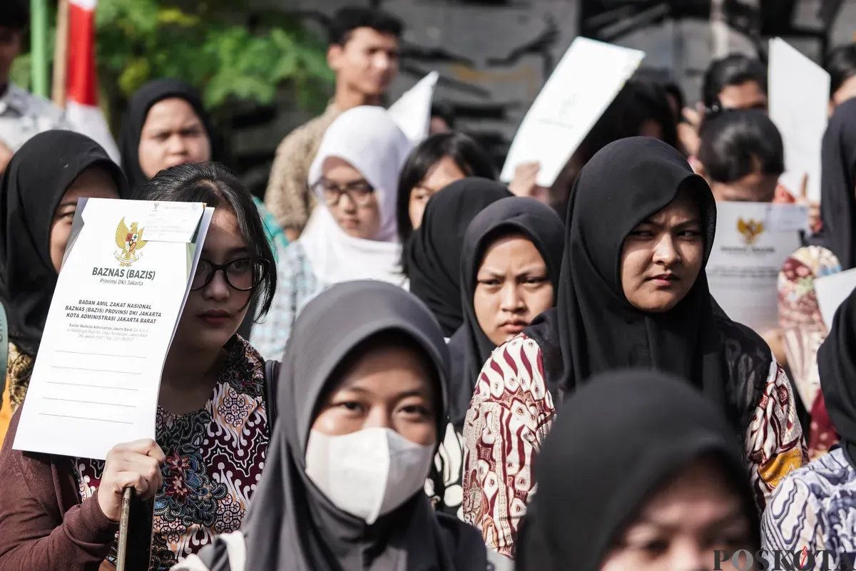 Warga menerima ijazah dari program pemutihan ijazah di SMA Islam Said Naum, Tanah Abang, Jakarta, Kamis, 21 Agustus 2025. (Sumber: Poskota/Bilal Nugraha Ginanjar)
