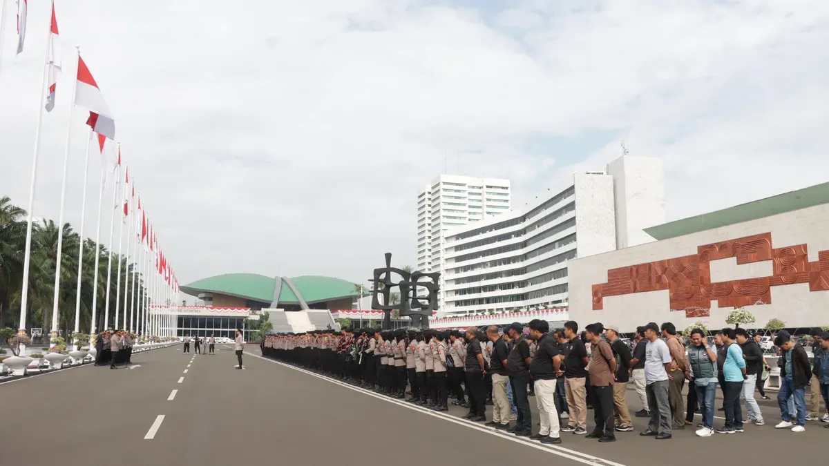 Personel gabungan disiagakan untuk mengamankan aksi demonstrasi Gerakan Mahasiswa Bersama Rakyat (GEMARAK) dan elemen masyarakat di depan Gedung DPR Tanah Abang, Jakarta Pusat, Kamis, 21 Agustus 2025. (Sumber: Polres Metro Jakarta Pusat)