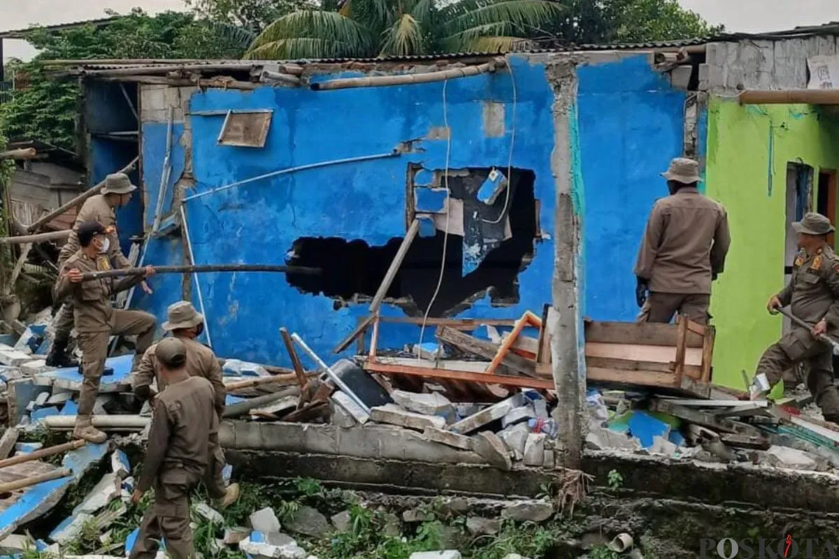 Petugas membongkar bangunan liar diduga sarang prostitusi di wilayah Kecamatan Pasar Kemis, Kabupaten Tangerang, Kamis, 21 Agustus 2025. (Sumber: Poskota/Veronica Prasetio)