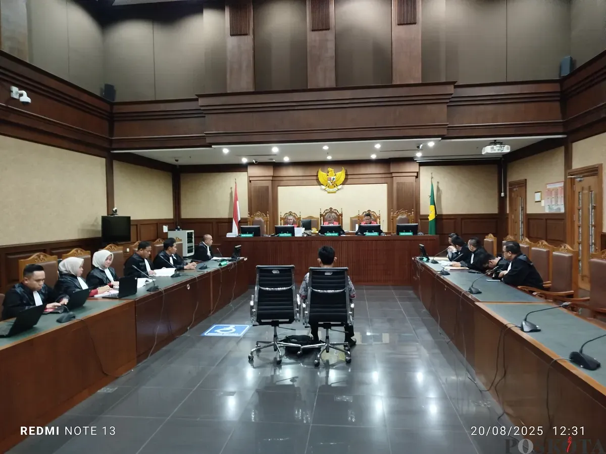 Terdakwa Muhammad Arif Nuryanta, mantan Wakil Ketua PN Jakarta Pusat, menjalani sidang perdana kasus dugaan suap vonis lepas perkara minyak goreng di Pengadilan Tipikor Jakarta Pusat. (Sumber: Poskota/Ramot Sormin)