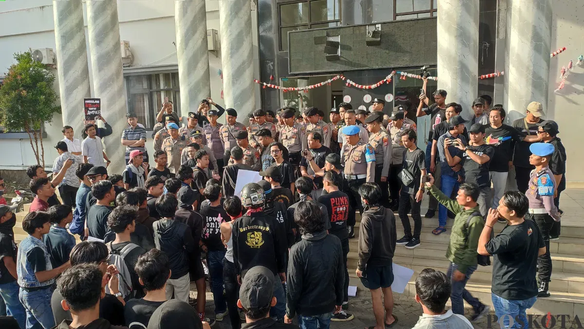 Massa yang jumlahnya sekitar ratusan dari Komunitas Pandeglang Gelap melakukan aksi demo di depan Kantor Bupati Pandeglang. (Sumber: POSKOTA | Foto: Samsul Fatoni)