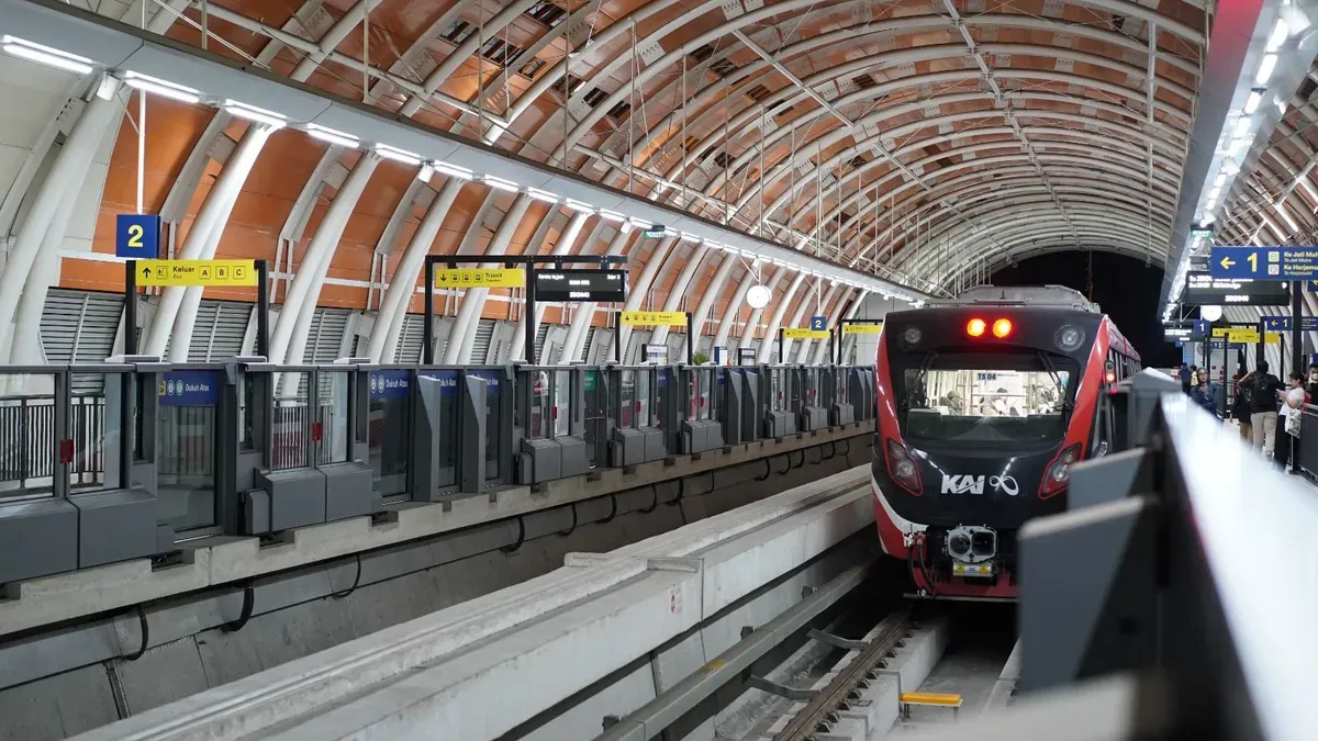 Suasana LRT Jabodebek sedang melintas di stasiun. (Sumber: Dok. LRT Jabodebek)