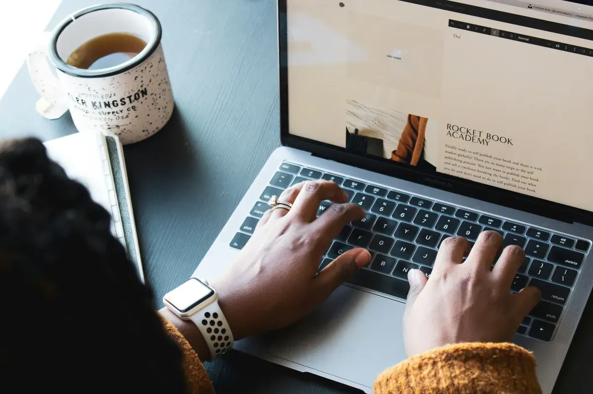 2 Pekerjaan Freelance Modal Hp dengan Gaji Jutaan dari Vina Muliana (Sumber: Unsplash/Daniel Thomas)