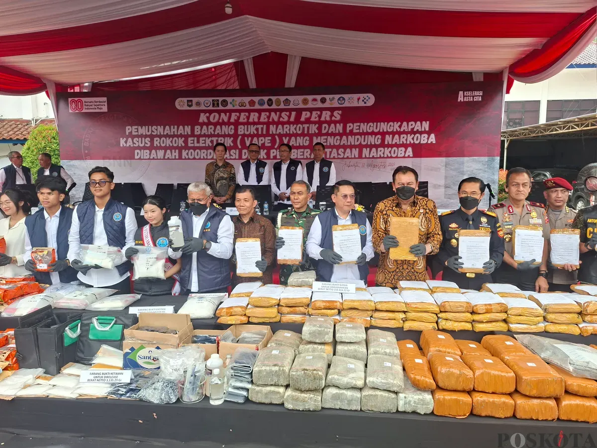 Kepala BNN Komjen Pol Marthinus Hukom bersama jajaran aparat penegak hukum menunjukkan barang bukti narkoba seberat 474 kilogram hasil pengungkapan jaringan internasional, saat konferensi pers di Jakarta. (Sumber: Poskota/Angga Pahlevi)