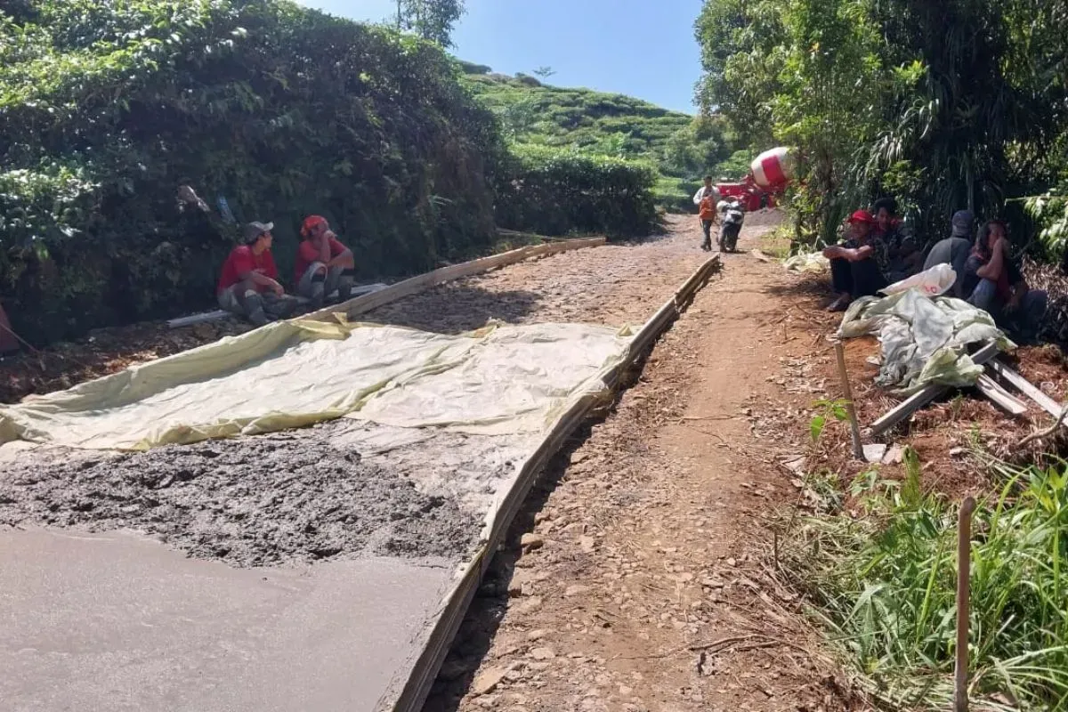 Jalan perbatasan Bogor-Sukabumi dalam proses pembangunan. (Sumber: Dok. Pemkab Bogor)