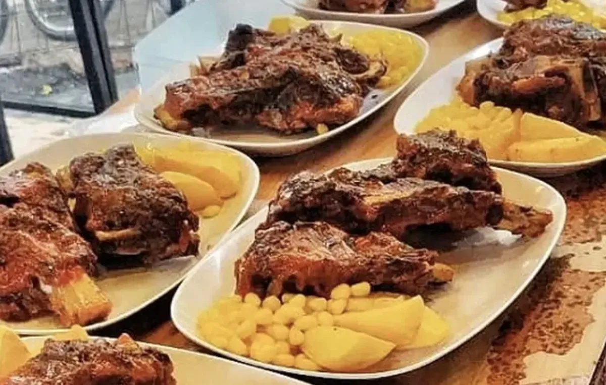 Iga Panggang Panglima yang juicy dengan pilihan saus khas. (Sumber: Tiktok)