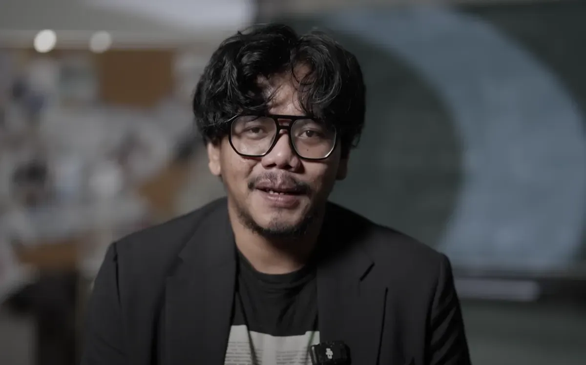 Ferry Irwandi saat mengumumkan finalis Beasiswa Revolusi, menegaskan pentingnya mahasiswa kritis dalam dunia pendidikan. (Sumber: Youtube/@FerryIrwandi)