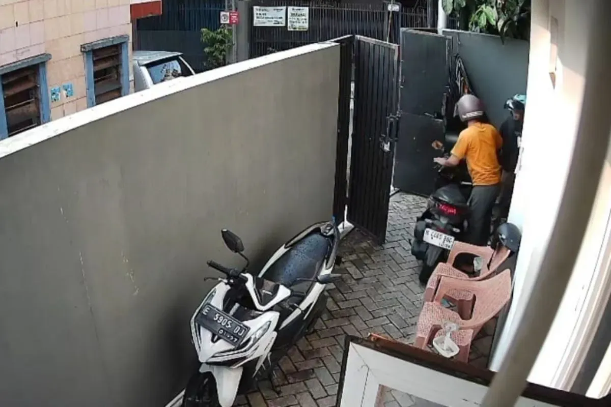 Aksi pencurian motor yang dilakukan sekelompok pelaku diduga bersenjata api di sebuah kos di kawasan Kebon Jeruk, Jakarta Barat. (Sumber: Dok. Istimewa)