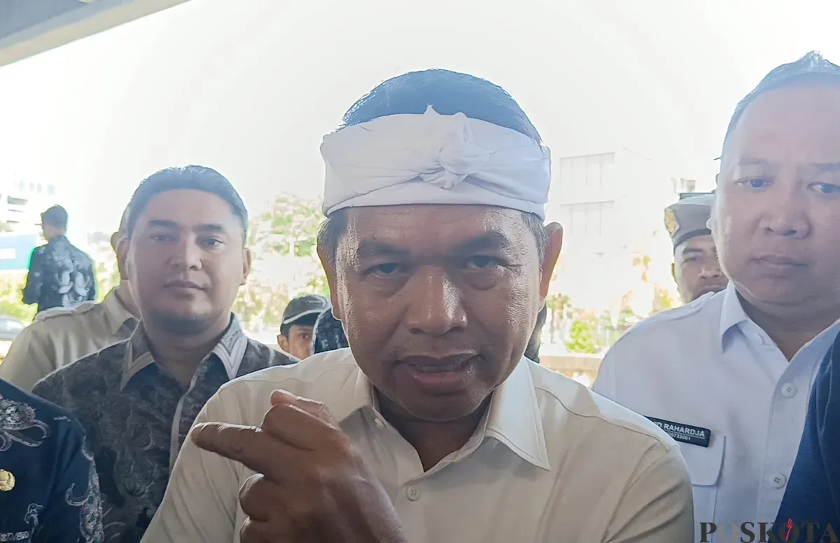 Gubernur Jawa Barat, Dedi Mulyadi, mengatakan akan menindaklanjuti keresahan warga Desa Srimukti, Tambun Utara, terkait adanya data fiktif dalam pemberian dana kompensasi penggusuran bangunan liar. (Sumber: POSKOTA | Foto: Nurpini Aulia Rapika)