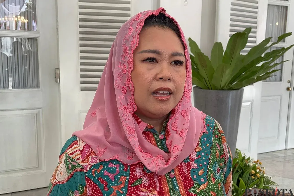 Putri Presiden ke-4 RI Gus Dur, Yenny Wahid saat diwawancarai awak media di Balai Kota Jakarta, Jakarta Pusat, Jumat, 22 Agustus 2025. (Sumber: Poskota/Muhammad Tegar Jihad)