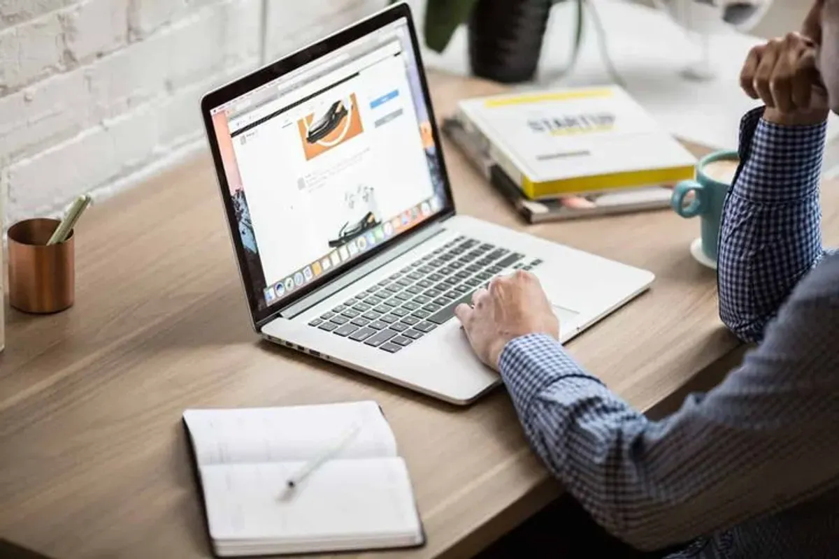 Peluang bisnis digital kini bisa dimulai hanya dengan modal smartphone dan laptop (Sumber: Pinterest)