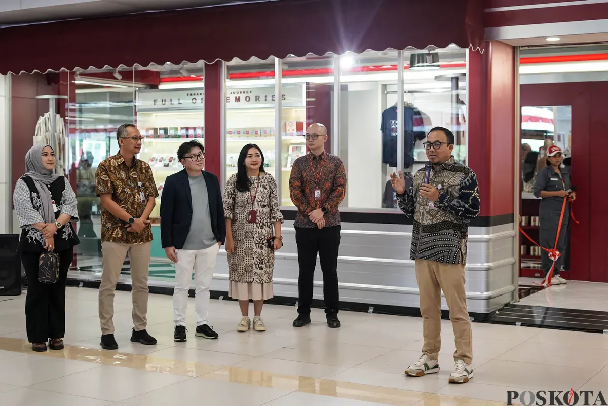 Direktur Utama KCIC Dwiyana memberikan sambutan pada pembukaan Flagship Store Official Whoosh Merchandise di Stasiun Whoosh Halim, Jakarta, Jumat, 22 Agustus 2025. (Sumber: Poskota/Bilal Nugraha Ginanjar)