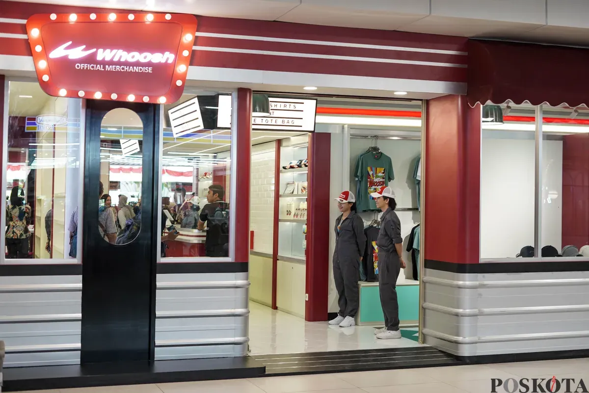 Pengunjung memilih produk Whoosh Merchandise saat pembukaan Flagship Store Official Whoosh Merchandise di Stasiun Whoosh Halim, Jakarta, Jum'at, 22 Agustus 2025. (Sumber: Poskota/Bilal Nugraha Ginanjar)