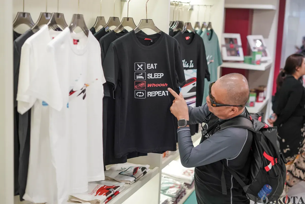 Pengunjung memilih produk Whoosh Merchandise saat pembukaan Flagship Store Official Whoosh Merchandise di Stasiun Whoosh Halim, Jakarta, Jum'at, 22 Agustus 2025. (Sumber: Poskota/Bilal Nugraha Ginanjar)