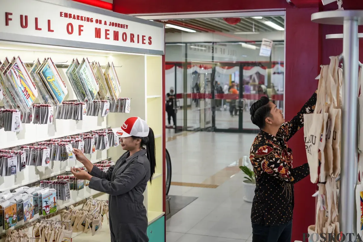 Pengunjung memilih produk Whoosh Merchandise saat pembukaan Flagship Store Official Whoosh Merchandise di Stasiun Whoosh Halim, Jakarta, Jum'at, 22 Agustus 2025. (Sumber: Poskota/Bilal Nugraha Ginanjar)