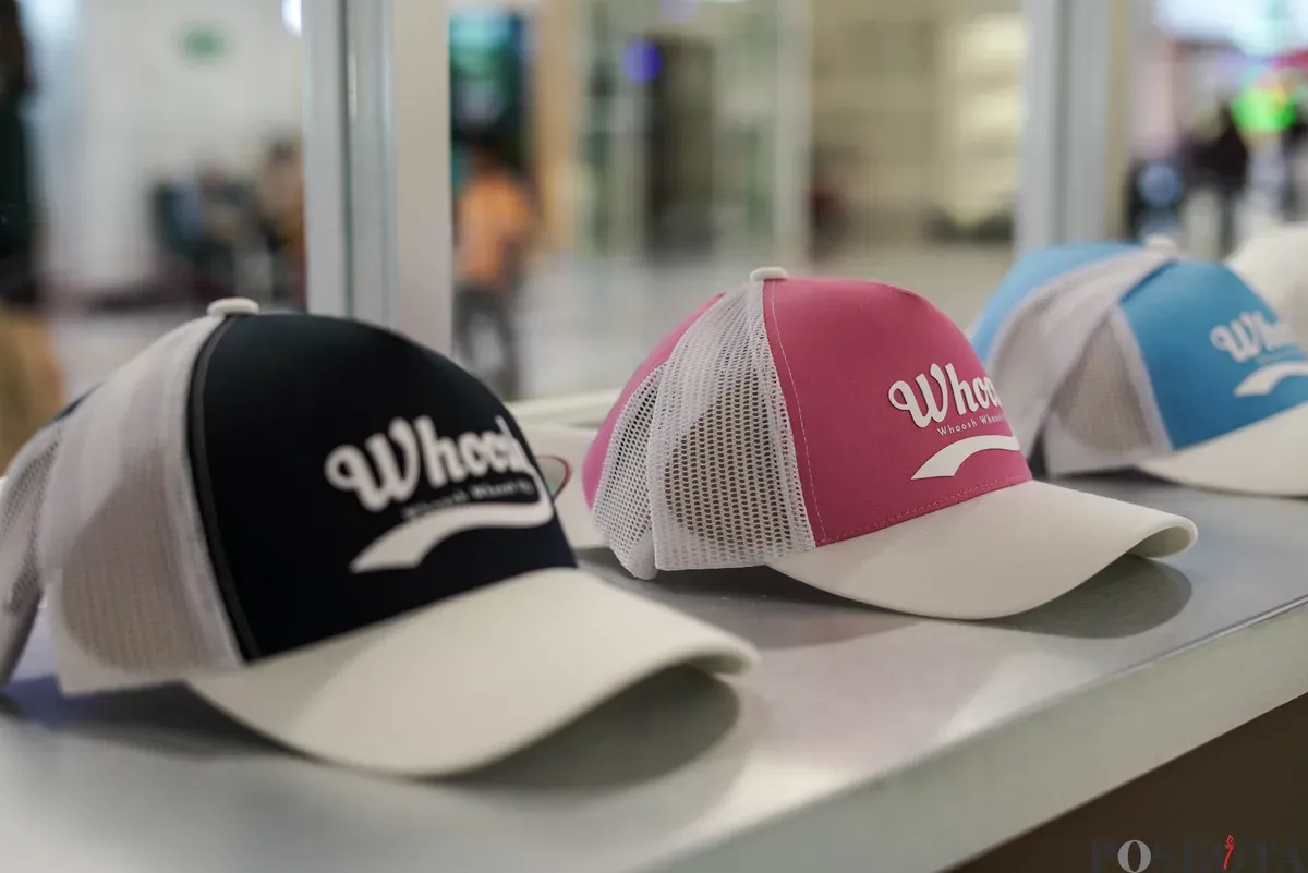 Pengunjung memilih produk Whoosh Merchandise saat pembukaan Flagship Store Official Whoosh Merchandise di Stasiun Whoosh Halim, Jakarta, Jum'at, 22 Agustus 2025. (Sumber: Poskota/Bilal Nugraha Ginanjar)