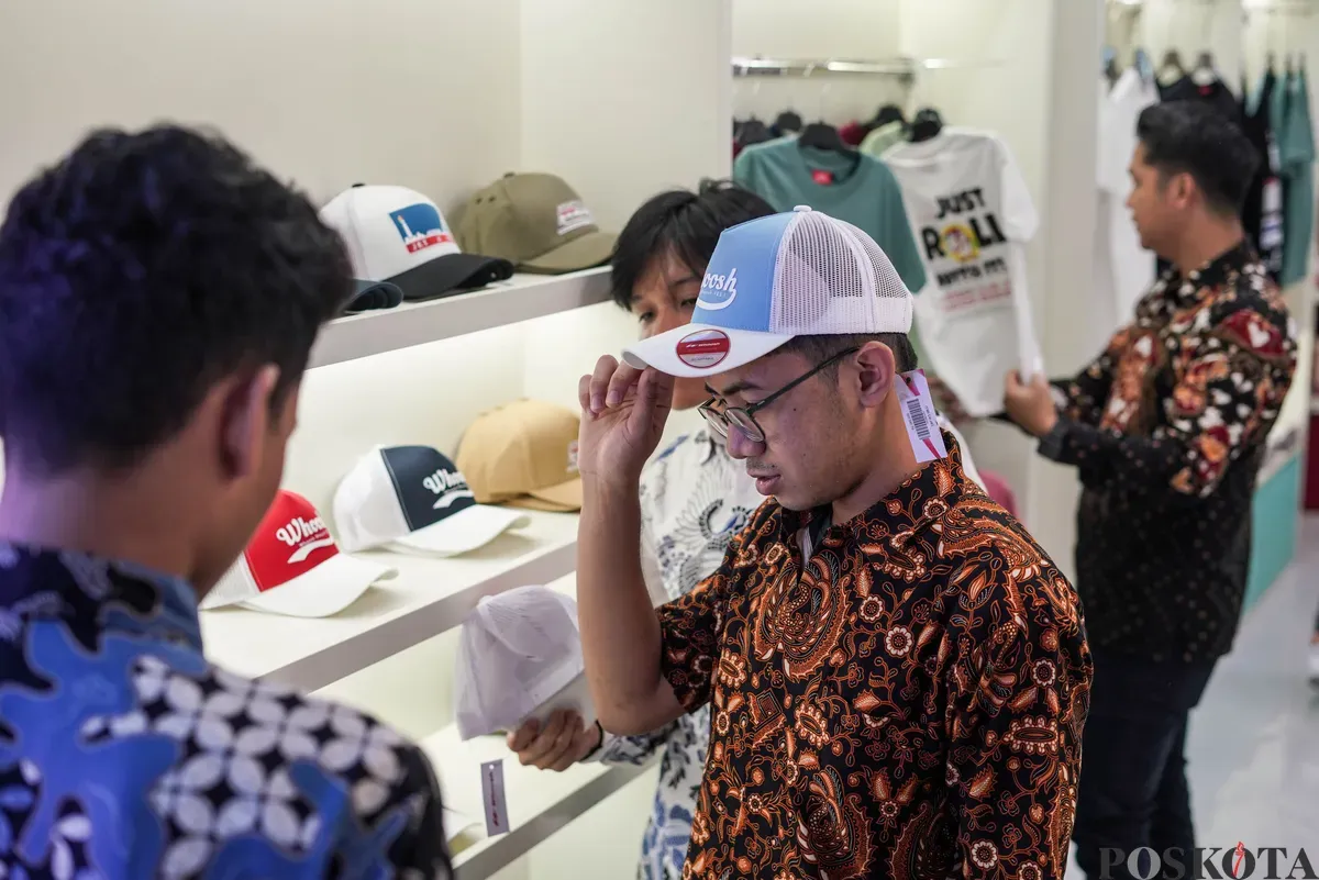 Pengunjung memilih produk Whoosh Merchandise saat pembukaan Flagship Store Official Whoosh Merchandise di Stasiun Whoosh Halim, Jakarta, Jum'at, 22 Agustus 2025. (Sumber: Poskota/Bilal Nugraha Ginanjar)
