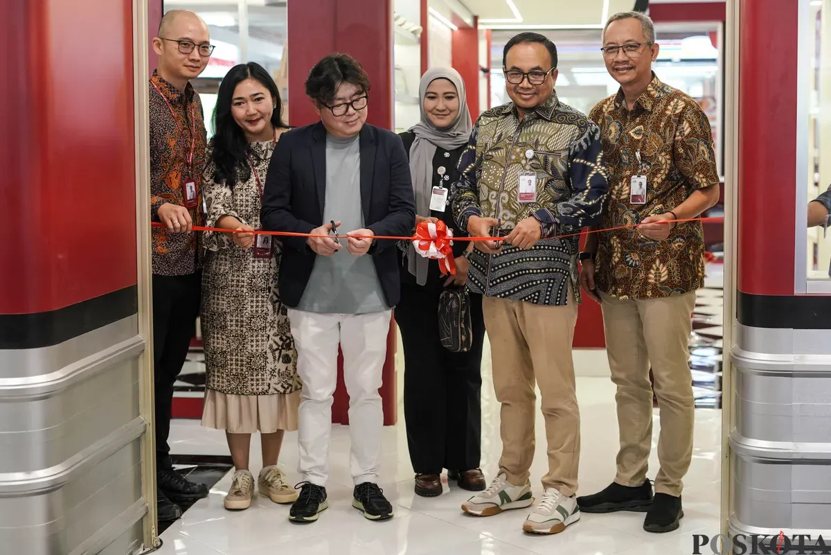 GM NRB KCIC Devin Pranata, Manager M&R KCIC Lenny Julia, CEO LOD KCIC Stanley, GM CorSec KCIC Eva Chairunisa, Dirut KCIC Dwiyana Slamet R, Direktur HR Asset, (SSHE) KCIC Muhammad Widodo memotong pita Flagship Store Official Whoosh Merchandise di Stasiun Whoosh Halim, Jakarta, Jumat, 22 Agustus 2025. (Sumber: Poskota/Bilal Nugraha Ginanjar)