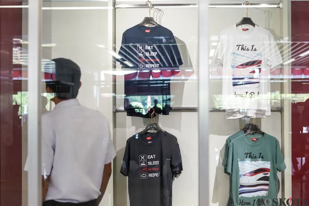 Pengunjung memilih produk Whoosh Merchandise saat pembukaan Flagship Store Official Whoosh Merchandise di Stasiun Whoosh Halim, Jakarta, Jum'at, 22 Agustus 2025. (Sumber: Poskota/Bilal Nugraha Ginanjar)