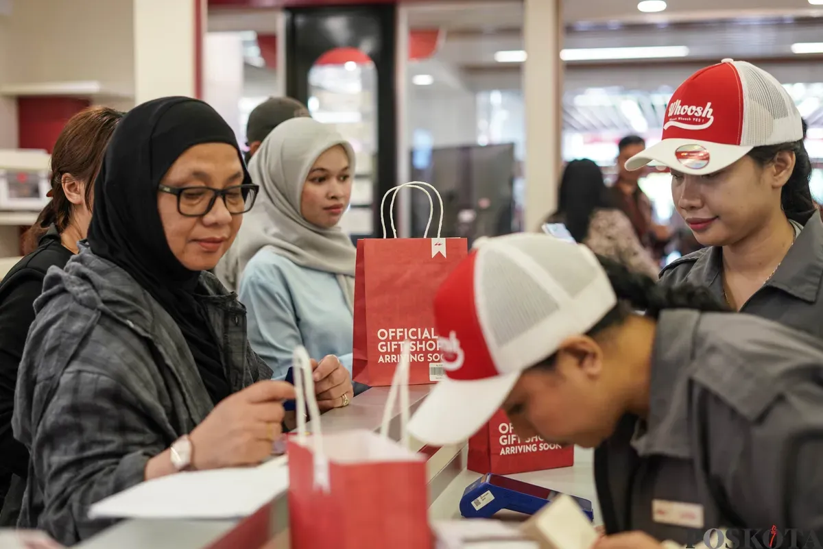 Pengunjung memilih produk Whoosh Merchandise saat pembukaan Flagship Store Official Whoosh Merchandise di Stasiun Whoosh Halim, Jakarta, Jum'at, 22 Agustus 2025. (Sumber: Poskota/Bilal Nugraha Ginanjar)