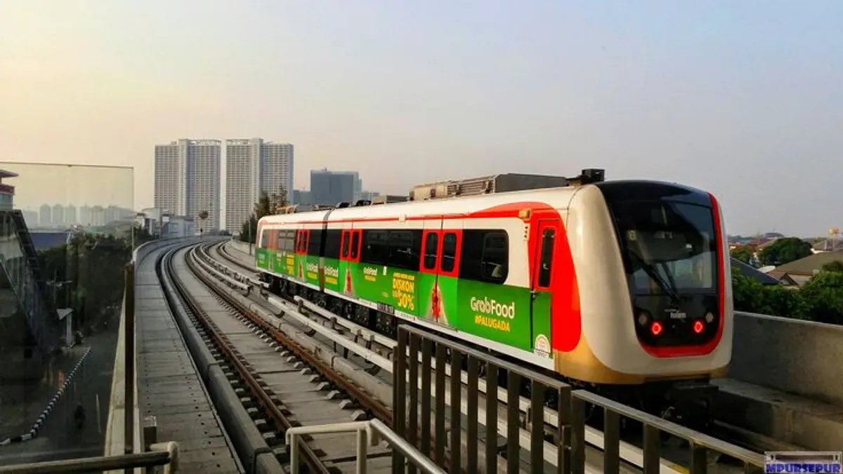 LRT Jakarta dengan KRL Commuter Line. (Sumber: Flickr)