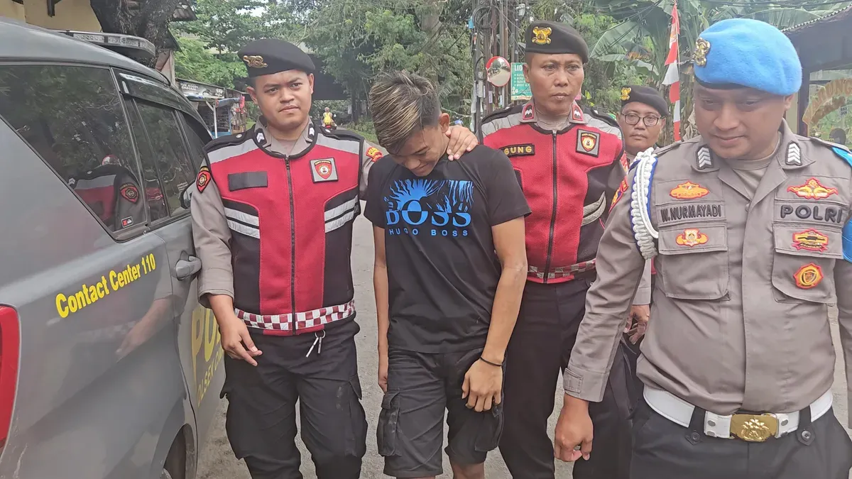 Polisi menggiring seorang remaja yang ditangkap karena menjual obat keras daftar G secara ilegal di kawasan Depok, Jawa Barat. (Sumber: Polsek Cimanggis)