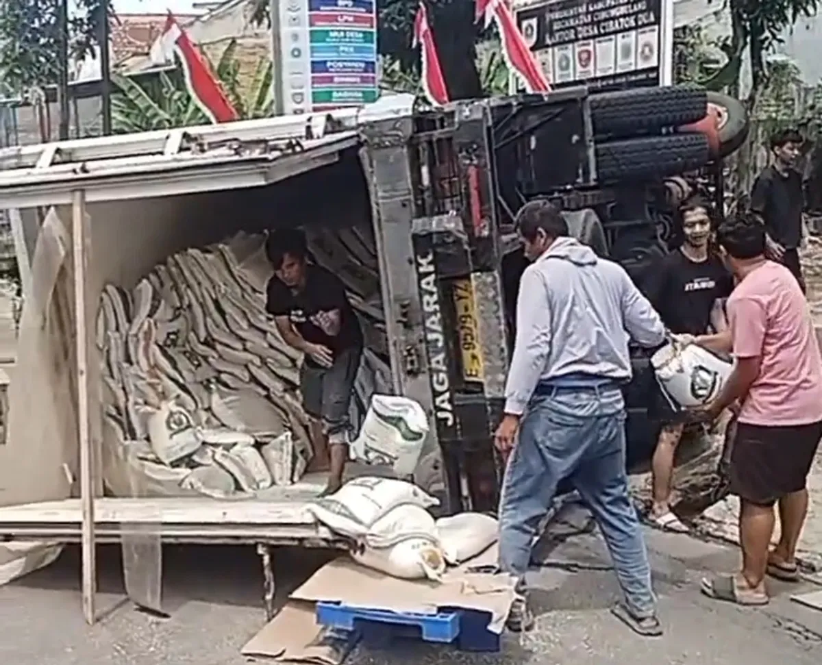 Truk bermuatan beras bansos di Cibungbulang, Bogor terguling karena tak kuat menanjak. (Sumber: Istimewa)