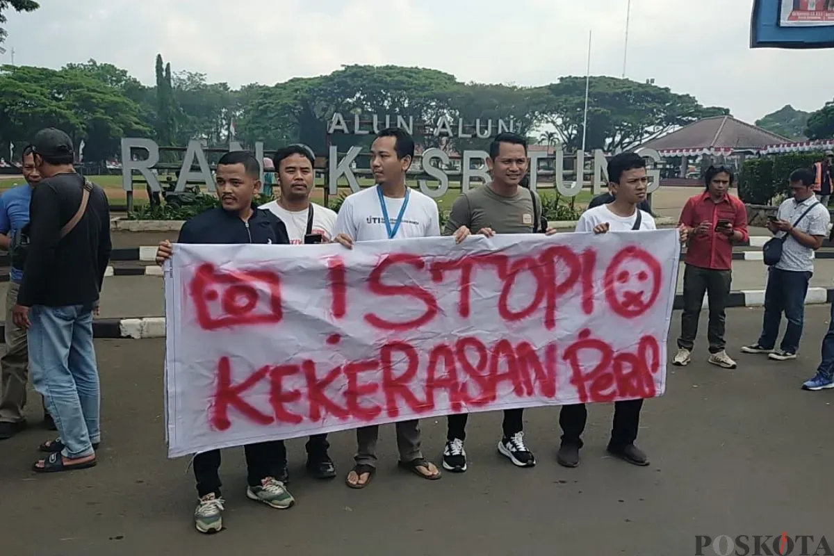 Puluhan wartawan berkumpul mengecam kekerasan terhadap awak media di Alun-Alun Rangkasbitung, Kabupaten Lebak, Jumat, 22 Agustus 2025. (Sumber: Poskota/Samsul Fatoni)