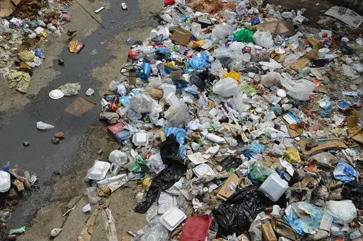 Berdasarkan data BPS 2024, rata-rata timbunan sampah di Bogor mencapai 2.766 ton per hari. (Sumber: Pinterest)