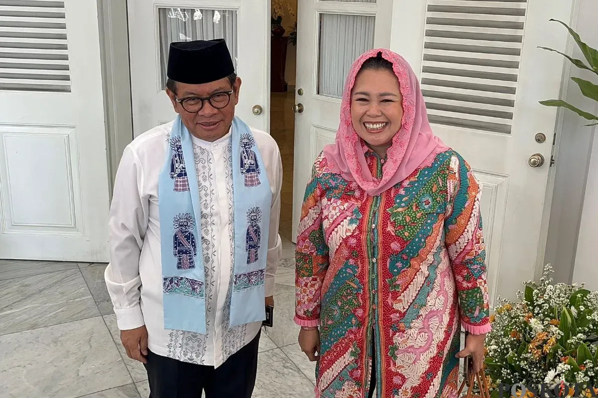 Gubernur Jakarta Pramono Anung dan Ketua Wahid Foundation Yenny Wahid seusai melakukan pertemuan di Balai Kota Jakarta, Jumat, 22 Agustus 2025. (Sumber: Poskota/Muhammad Tegar Jihad)