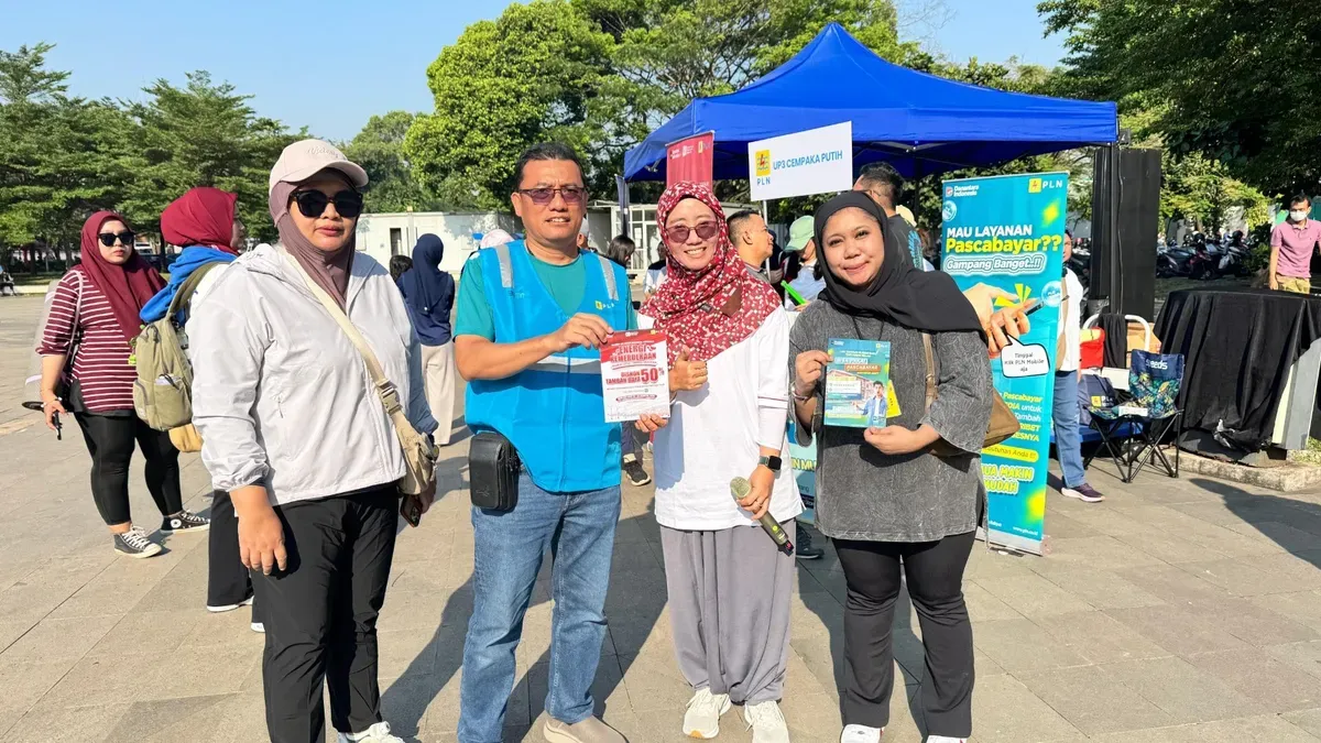 Manager PLN UP3 Cempaka Putih, Supriyadi, bersama masyarakat saat mensosialisasikan promo Diskon Tambah Daya Energi Kemerdekaan hingga 50 persen di kegiatan “Poundmates bersama PLN” di Velodrome, Jaktim. (Sumber: Dok. PLN UID Jakarta Raya)