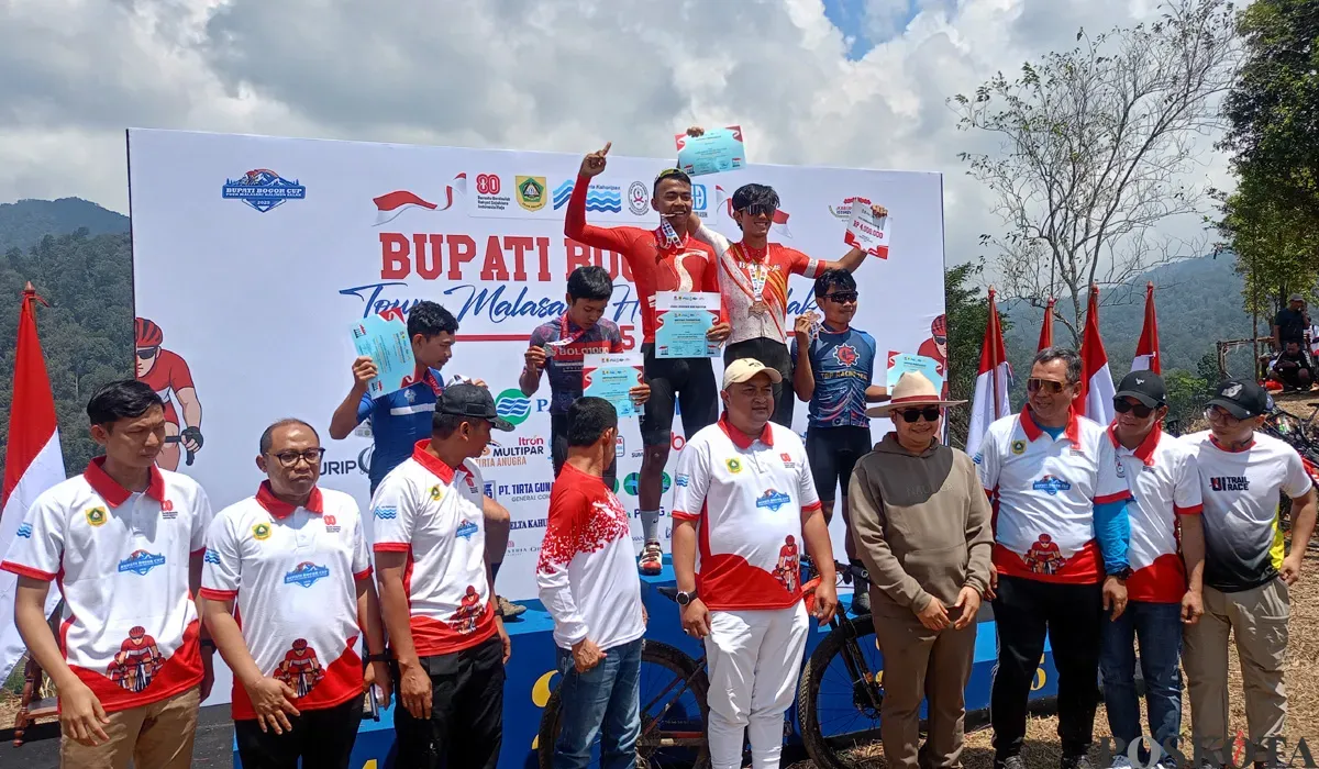 Bupati Bogor, Rudy Susmanto memberi penghargaan kepada juara nomor Road Bike event balap sepeda bertajuk Bupati Bogor Cup Tour Malasari Halimun Salak 2025, Sabtu 23 Agustus 2025. (Sumber: POSKOTA | Foto: Giffar Rivana)