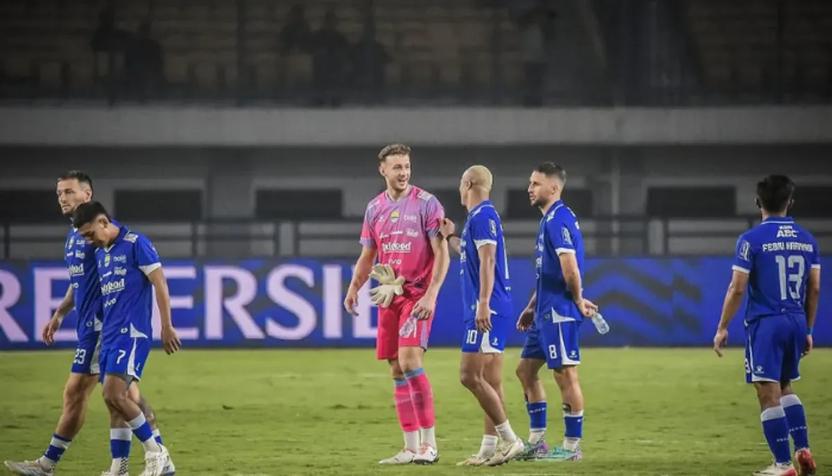 Cedera Adam Przybek Alami re-injury pada engkel kanan. Dokter memperkirakan waktu pemulihan kiper tersebut antara 1 hingga 2 pekan ke depan. (Sumber: Instagram/@adsprzy)