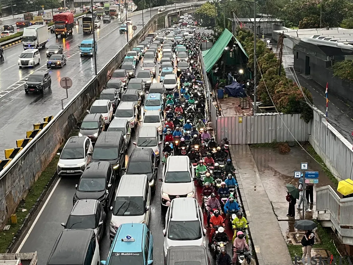 Bedeng galian pipa limbah di wilayah TB Simatupang, Jakarta Selatan. (Sumber: Poskota/M. Tegar Jihad)
