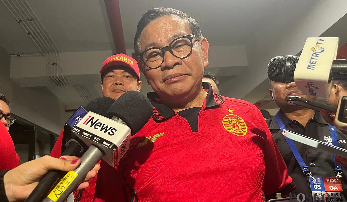 Gubernur Jakarta, Pramono Anung, saat menyampaikan pernyataan kepada awak media, seusai laga Persija vs Malut United di JIS pada Sabtu, 23 Agustus 2025. (Sumber: POSKOTA | Foto: M Tegar Jihad)