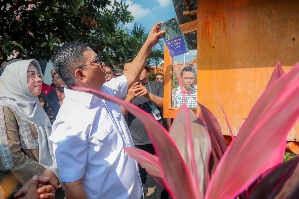 Gubernur Banten, Andra Soni, saat menghadiri peluncuran RBI Banten dan Festival Dolanan Anak di Kampung Pekijing, Kelurahan Kalang Anyar, Kecamatan Taktakan, Kota Serang. (Sumber: Dok Kominfo Pemprov Banten)