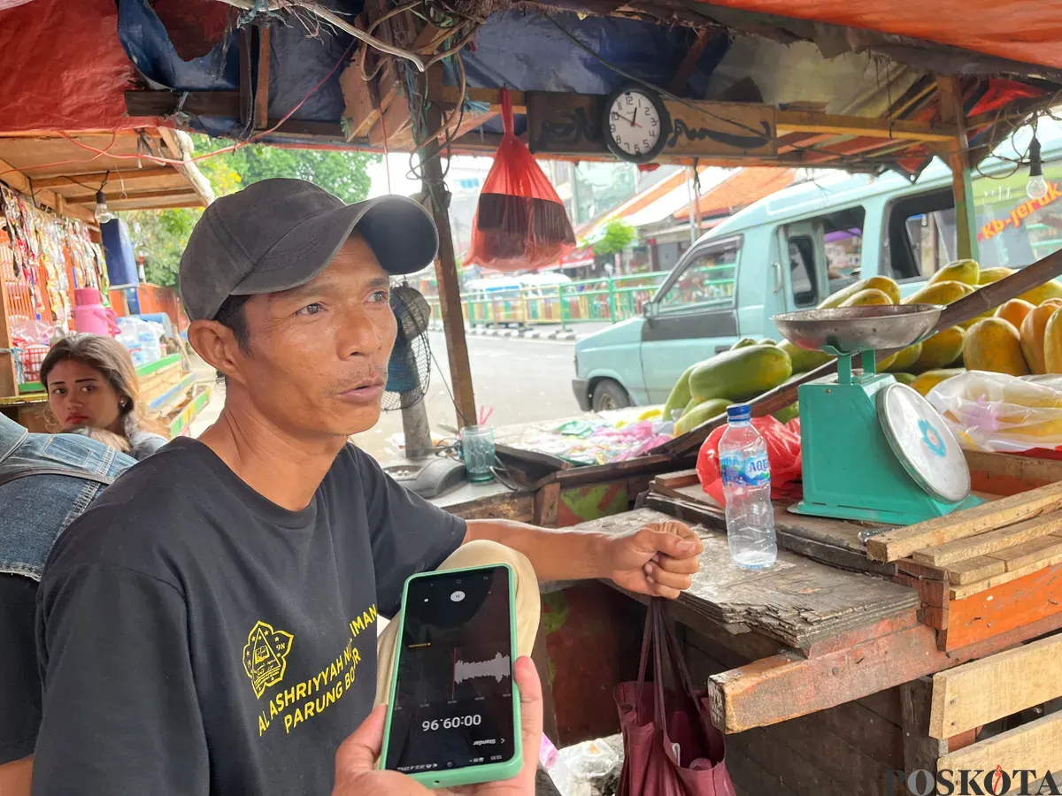 Angga, 45 tahun, pedagang buah sekaligus saksi kasus penjambretan ibu-ibu di depan Pasar Palmerah, Gelora, Tanah Abang, Jakarta Pusat, Sabtu, 23 Agustus 2025. (Sumber: Poskota/Pandi Ramedhan)