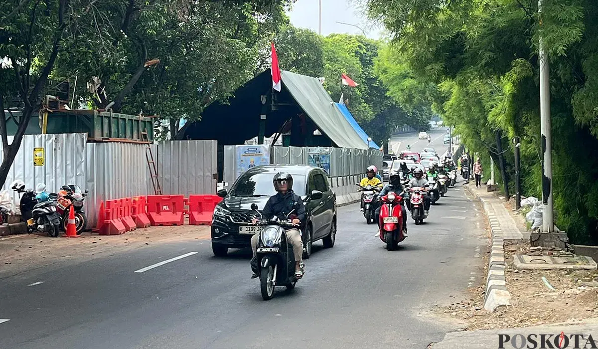 Pengerjaan galian pipa limbah di wilayah TB Simatupang, Jakarta Selatan. (Sumber: POSKOTA | Foto: M Tegar Jihad)